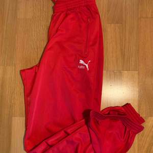 Röda Puma sweatpants har dragkedjor vid anklarna  köpte de på secondhand och säljer de nu för de tyvärr är för stora/långa  jag är 160cm lång De är jättesköna och fräscha! frakt: 59kr  kan mötas upp i Stockholm :)
