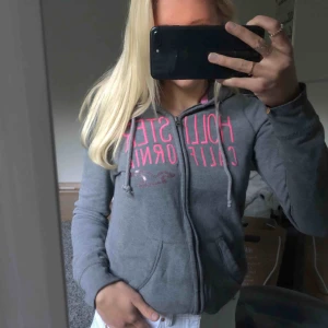  - Hoodie från hollister, kan mötas i Uppsala annars får man stå för frakten själv☺️