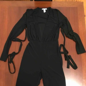  - One piece byxdress, den e mega sexig. Har några detaljer, kan skicka fler bilder för den som e intereserad.  Från Nelly. 