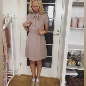  - Såå fin klänning med knyt i halsen från Tjallamalla.