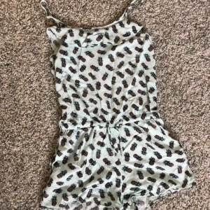  - Ljusblå jumpsuit med annanaser från h&m. Storlek 158 men passar XXS och XS, fint skick!