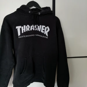  - Äkta svart thrasher hoodie i strl S, skulle nog även passa M. Jättefint skick! 