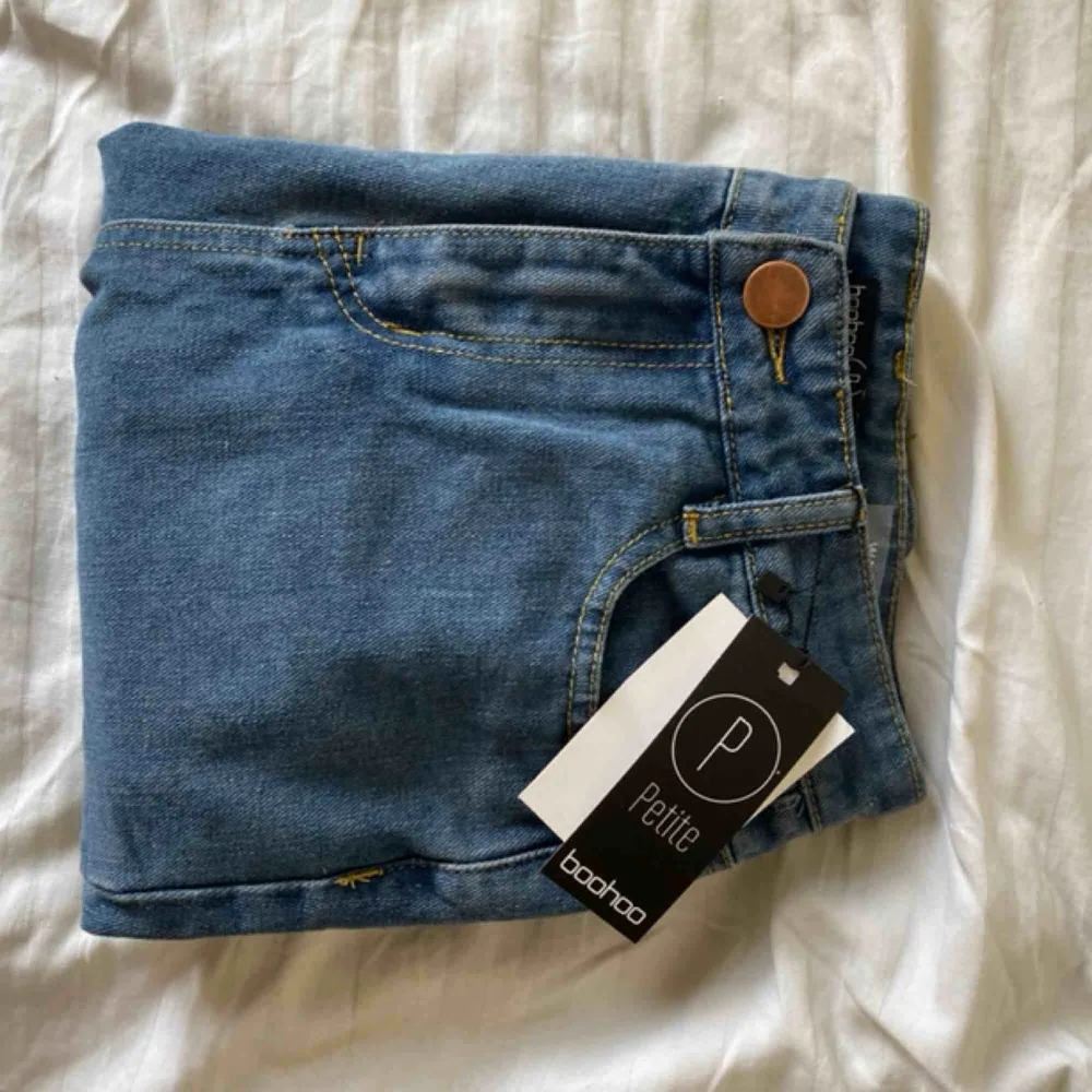 Mom jeans från Boohoo, aldrig använda.  I modell Pettie, perfekt längd på jeansen för dig som är mellan 1.57-1.65 storlek 36.   Kan mötas upp i Linköping eller så skickar jag och du som köpare står frakt.. Jeans & Byxor.