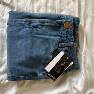 Mom jeans från Boohoo, aldrig använda.  I modell Pettie, perfekt längd på jeansen för dig som är mellan 1.57-1.65 storlek 36.   Kan mötas upp i Linköping eller så skickar jag och du som köpare står frakt.
