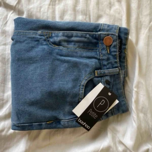  - Mom jeans från Boohoo, aldrig använda.  I modell Pettie, perfekt längd på jeansen för dig som är mellan 1.57-1.65 storlek 36.   Kan mötas upp i Linköping eller så skickar jag och du som köpare står frakt.