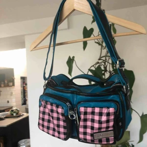  - Jätte fin och härlig väska köpt i Cannes (Frankrike). Helt i nyskick, luktar till och med ny. Man får många komplimanger av den 😁❤️ Pris är diskuterbart! 