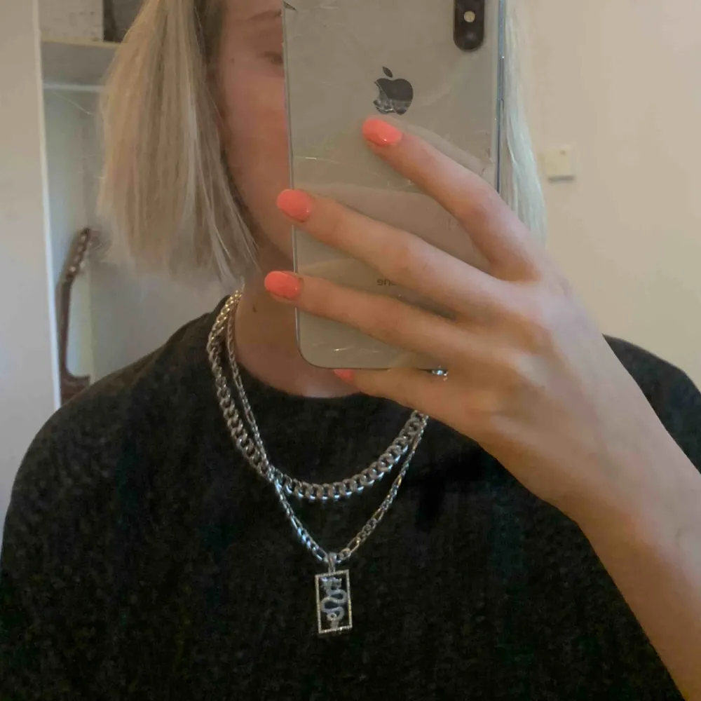 Häftigt halsband från gina tricot, säljs då det inte riktigt var min stil. OBS! Hänget är trasigt och går inte att stänga helt MEN halsbandet sitter kvar ändå, se bild 3. Nypris 150kr 🧡. Accessoarer.