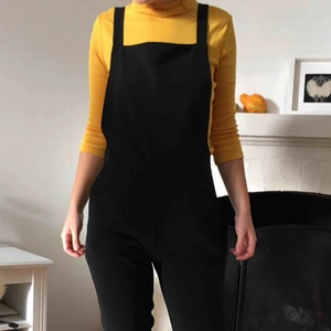  - Hängselbyxor från carlings!  Oanvända i stolek xs, är stretchiga i materialet så passar en small. 