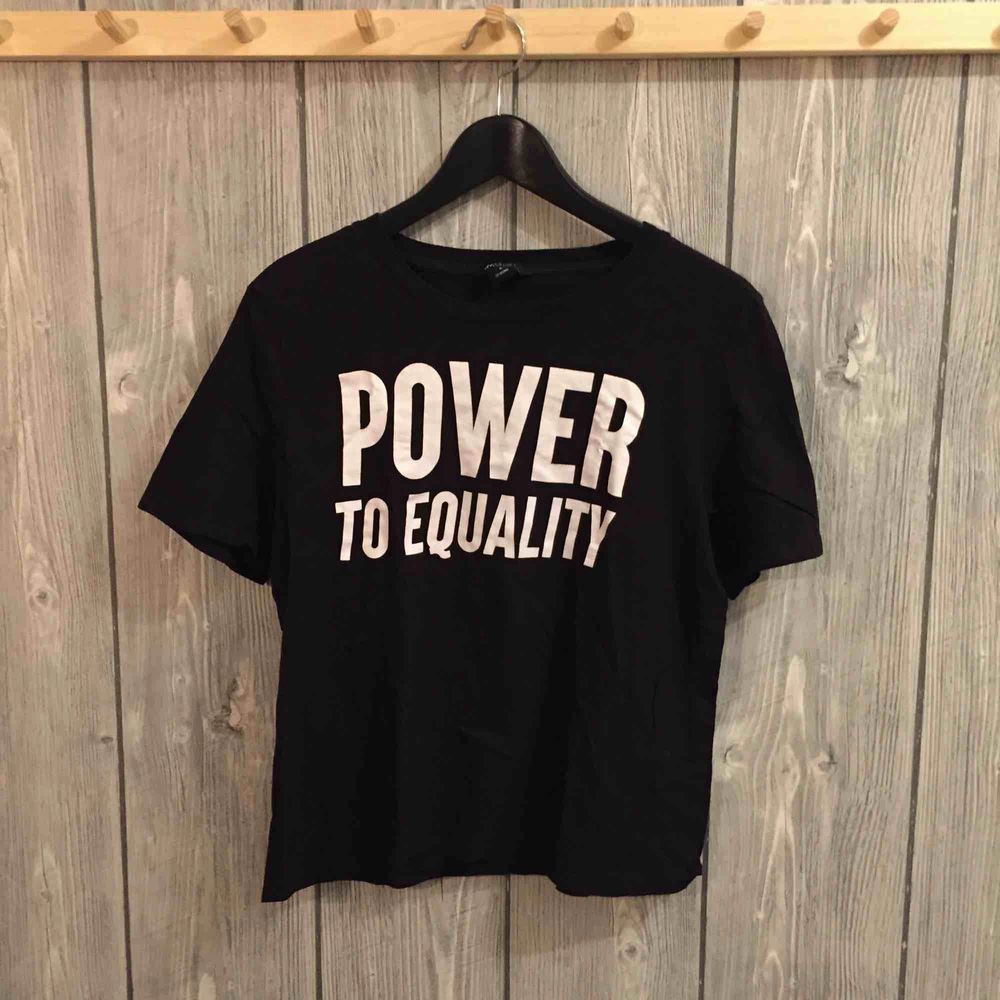 Svart tröja med texten ”POWER TO EQUALITY” från MONKI i storlek S . T-shirts.
