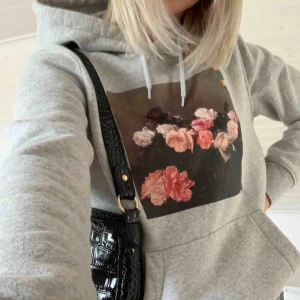  - Skitsnygg hoodie köpt på herravdelningen på hm, använt max en gång   Budgivning pågår