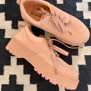  - Ljusrosa skor i mockaimitation. Endaste provade inomhus och aldrig använda! Möts upp i Göteborg eller skickar mot frakt! 