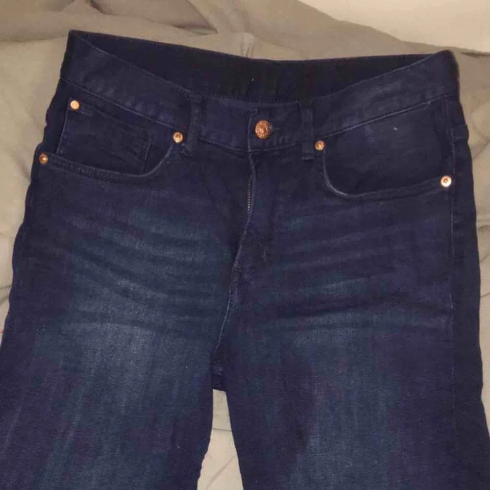 Mörkblåa jeansshorts från H&M, bra skick. Köparen står för frakt.. Shorts.