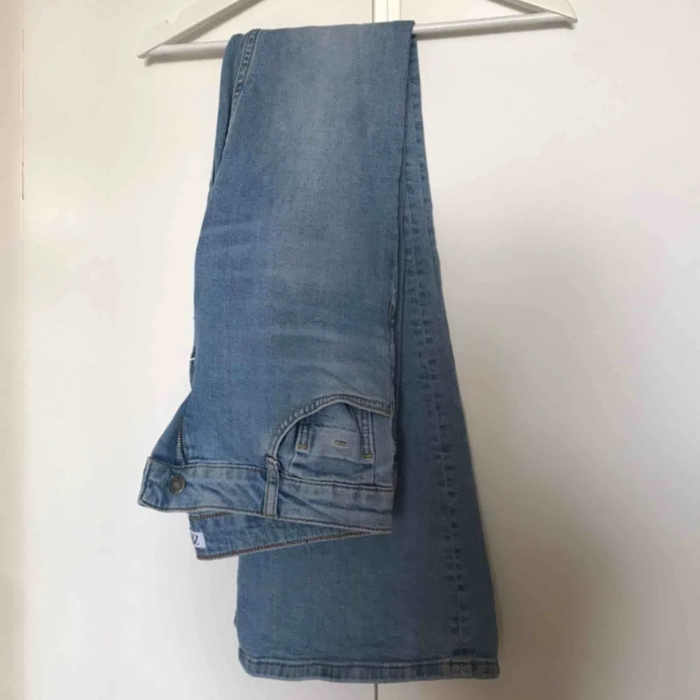 Svin snygga ljusa bootcut jeans i storlek 38 från Zara!! Säljer pga för stora, köpa från Plick.  Tar swish!!😊😊😊. Jeans & Byxor.