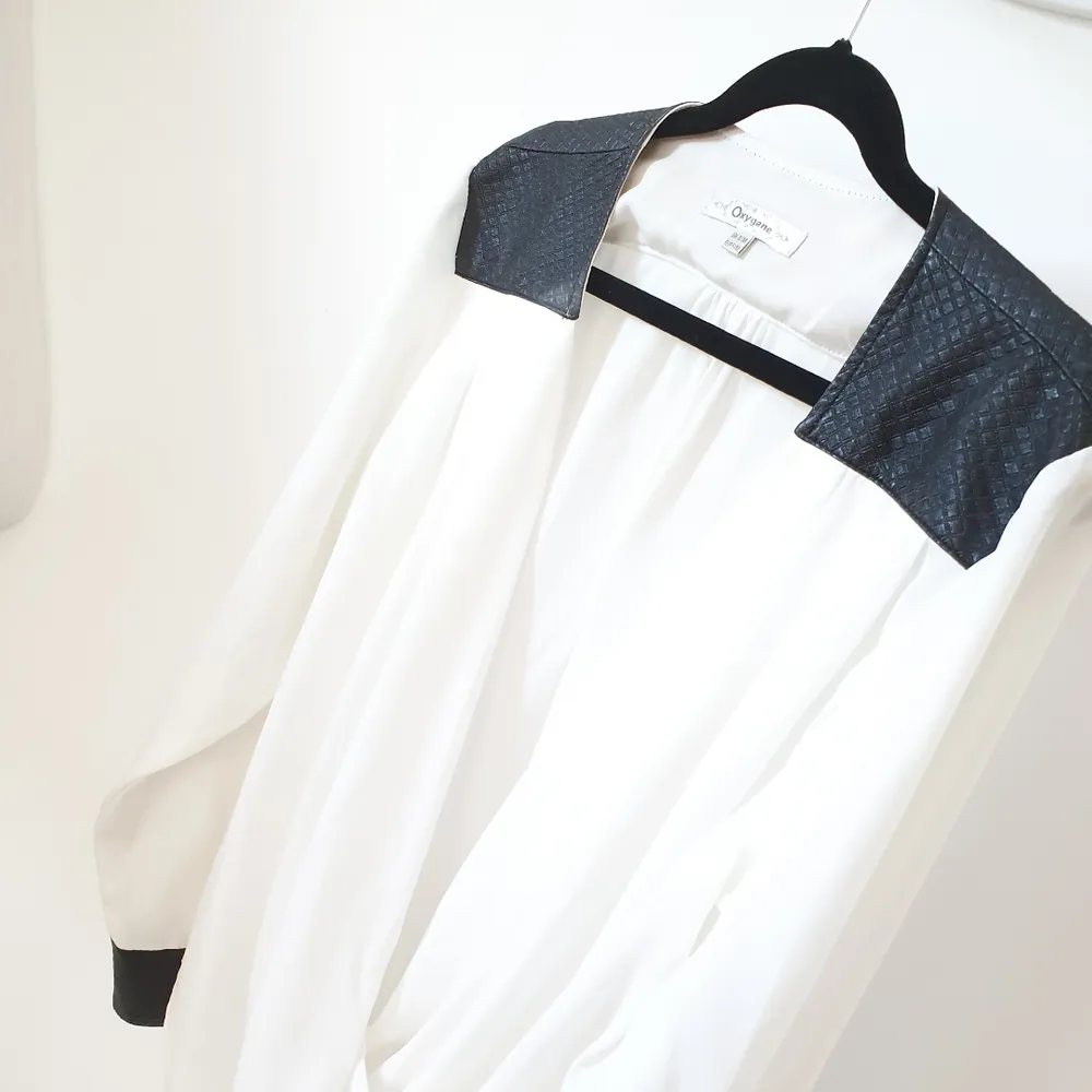 Jätte härlig vit blus med svarta detaljer i fejk läder.   Kan mötas upp i Huddinge, Älvsjö, Årsta, Globen & Västberga. Blusar.
