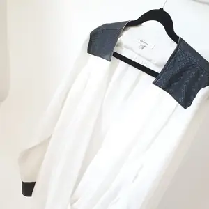 Jätte härlig vit blus med svarta detaljer i fejk läder.   Kan mötas upp i Huddinge, Älvsjö, Årsta, Globen & Västberga