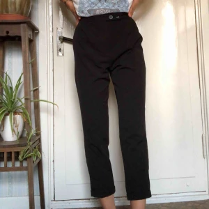  - Byxor/kostymbyxor från pullandbear, så fina men är lite för stora för mig:/ storlek s, men de är lite pösigare i modellen💚 pris 100kr + frakt, pris kan diskuteras