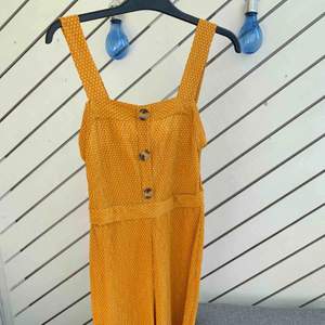 En mycket fin jumpsuit , i stretch material. Strl:S/M  Senapsgul färg från ”Mango”.  Köparen står för frakten!