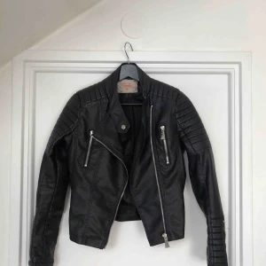  - En ”läder”jacka från Chiquelle! Använd kanske 3 gånger i fint skick 🥰 kan frakta och mötas upp 💞 