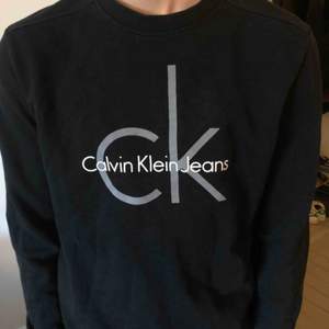 Svart Calvin Klein sweatshirt, fin kvalité och använd fåtal gånger, nypris 1200 kr. Köparen står för frakt