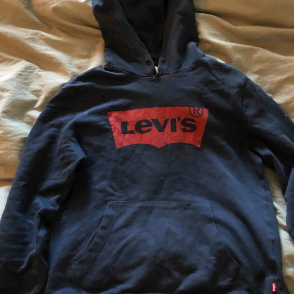 Marinblå Levi’s hoodie, storlek S, passar både killar och tjejer, nypris 1000 kr, väl använd. Köparen står för frakt . Hoodies.