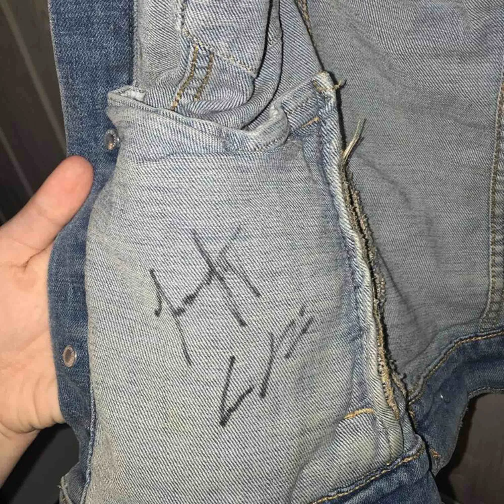 jeansjacka, tyvär har jlc skrivit inuti i den men inget man tänker på eller som syns när man har den på sig. Jackor.