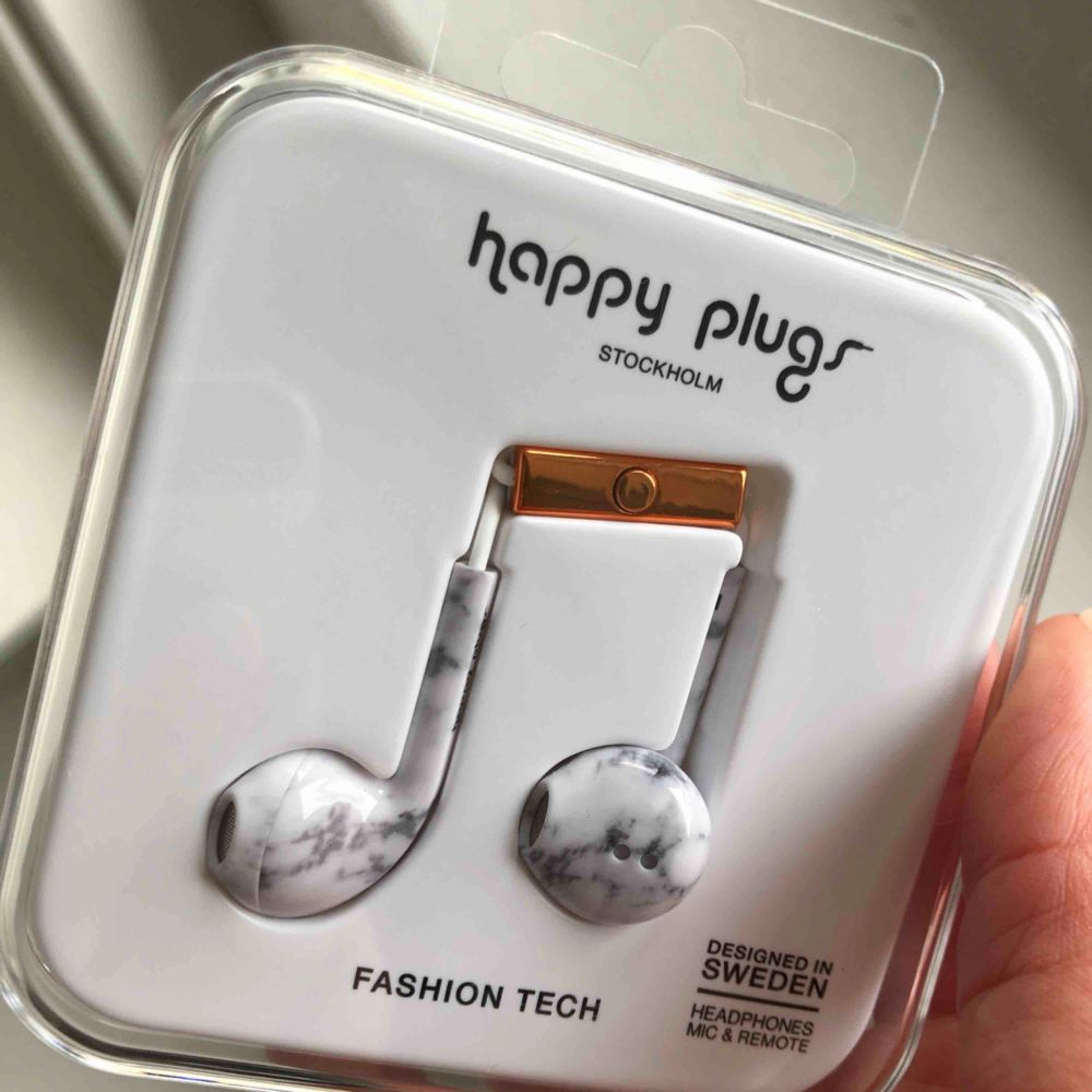 In ears från Happy Plugs. Vit & grå marmor med vit sladd. Passar ej till nyare iPhones, därför är den inte öppnad. Frakt ingår i priset. . Accessoarer.