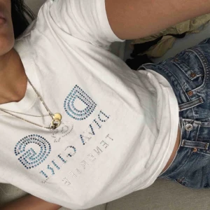  - supersnygg vintage tröja med ’D&G’ (inte äkta, inte ’märket’ egentligen) one of a kind!!! Extremt 2000-tal. Passar en upp till strl M!!