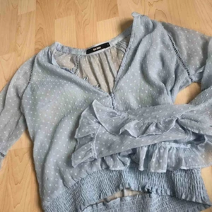  - Super fin blå mesh blus ifrån bikbok. Använd runt 5 gånger och är fortfarande i nyskick. Säljs då den tyvärr inte kommer till användning längre.