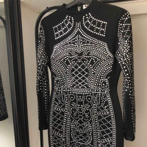  - Skitsnygg klänning från DM retro, använd 1 gång. Svart på ryggen och har dragkedja på ryggen samt två knappar vid backen.🎊🎊🎊