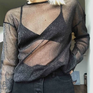  - Glittrig meshtröja från Zara. Knappt använd och i fint skick. Frakt ingår inte i priset