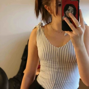  - Supersöt body från Gina tricot, endast använd en gång & i superbra skick. Passar även på mig som är en S. GRATIS FRAKT🌷