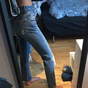  - Asfina byxor med slitningar