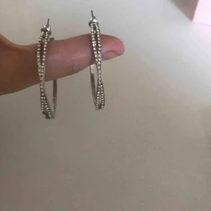  - super fina ringörhängen med små stenar på!! bara använda några fåtal gånger. köparen står för frakten