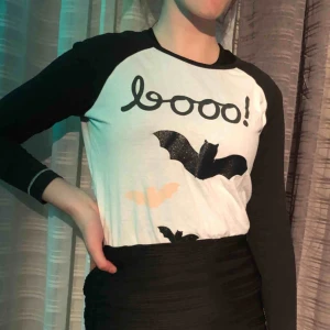  - Spooky season tröja🦇 blir jätte coolt om man stylar den med andra coola plagg🙈 
