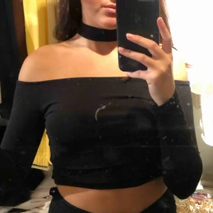  - Offshoulder topp med inbygd chocker från chiquelle! Knappt använd! Dm vid intresse 🥰