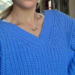  - Stickad tröja från H&M i superfin stark, blå färg. I storlek XS men är oversize! :) 