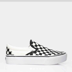 Vans skor - Säljer rutiga vans med plattform! Använda att fåtal gånger men då jag inte använder dom så säljer jag dom. Vid intresse kan jag skicka bilder. 💛💛