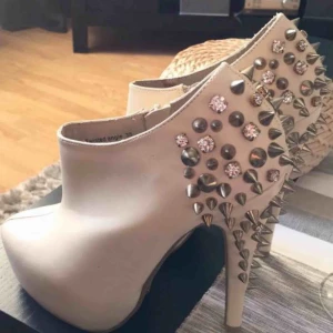  - Säljer oanvända skor stolek 35-36 Köparen står för frakten