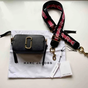  - Säljer min kära Marc Jacobs snapshot bag. Några små märken på spänne och märke (se bilder) men i övrigt fint skick! Dustbag, pirslapp och äkthetsbevis medföljer. Köparen står för frakt, alternativt möts upp i Stockholm! 