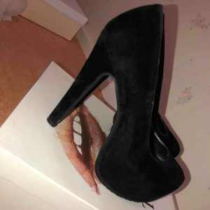  - Pumps i märket Tiamo i fina svart sammet använda 3 gånger som mest, köpta på scorett. Säljs pågrund av ingen användning. 