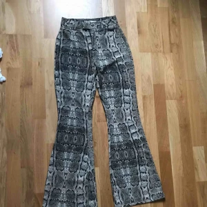  - Helt oanvända byxor från pull & bear! Köparen står för frakten 🥰