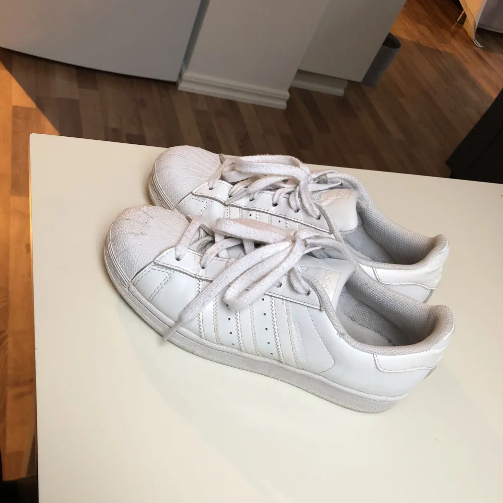 Vita sneakers från Adidas i stl 37 ( 1/3 ), i väldigt fint skick🌸 . Skor.
