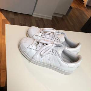 Vita sneakers från Adidas i stl 37 ( 1/3 ), i väldigt fint skick🌸 