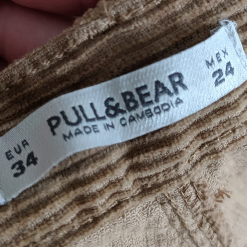 Jättesnygga manchesterbyxor från pull&bear. De är tyvärr för små för mig som vanligtvis har s-m i byxor. Dessa passar nog en XS och en liten S. Skriv för mer bilder:). Jeans & Byxor.