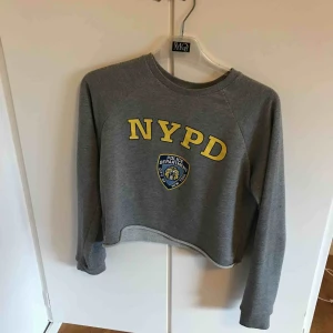  - Snygg croppad tröja från primark, köpt i barcelona!! Så gott som i nyskick. Köparen betalar frakt, jag stör inte för postens strul. Kan mötas upp i Sthlm.