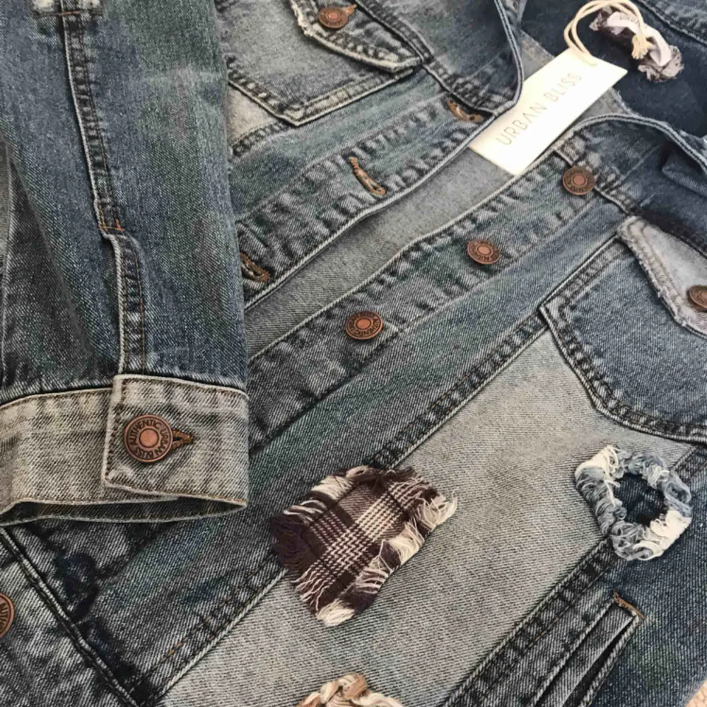 Blå jeansjacka med detaljer i form av påsydda ”lappar”. Aldrig använd. Köpt från asos. Köparen står för frakt. . Jackor.