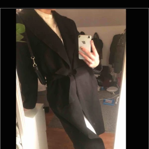  - En kappa från vila som har en knytning vid midjan, den är i ett bra skick! Köparen står för frakten💕