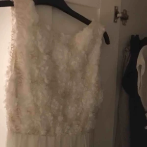 - Jättefin klänning till skolavslutning, sommaren eller studenten! Vit klänning me guldigt brodyr  Använd en gång! Frakt: 50kr