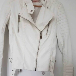  - Vit skinnjacka strl S. Hör av dej för fler bilder.  Endast testad 