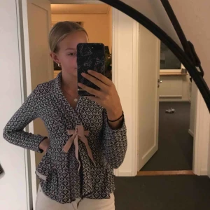  - Jag säljer denna jättesöta och fina kofta från Odd Molly💖. Den är i storlek 0 som motsvarar ungefär XS/S. Den är knappt använd och är nästan som ny. Nypris ca 1700kr